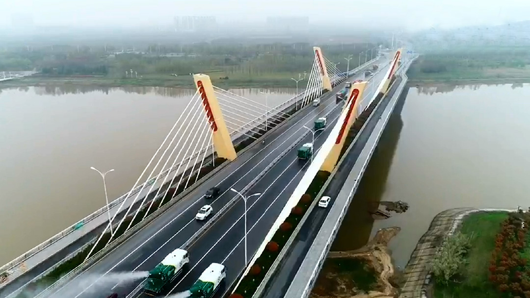 emc易倍环卫装备在六安赤壁路大桥作业