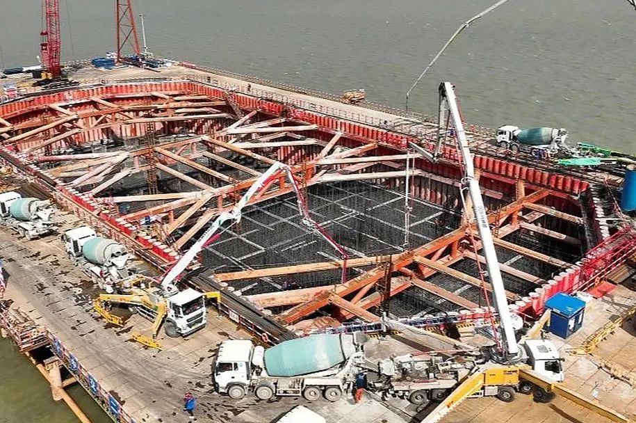 emc易倍泵车再筑“世界之最”张靖皋长江大桥！