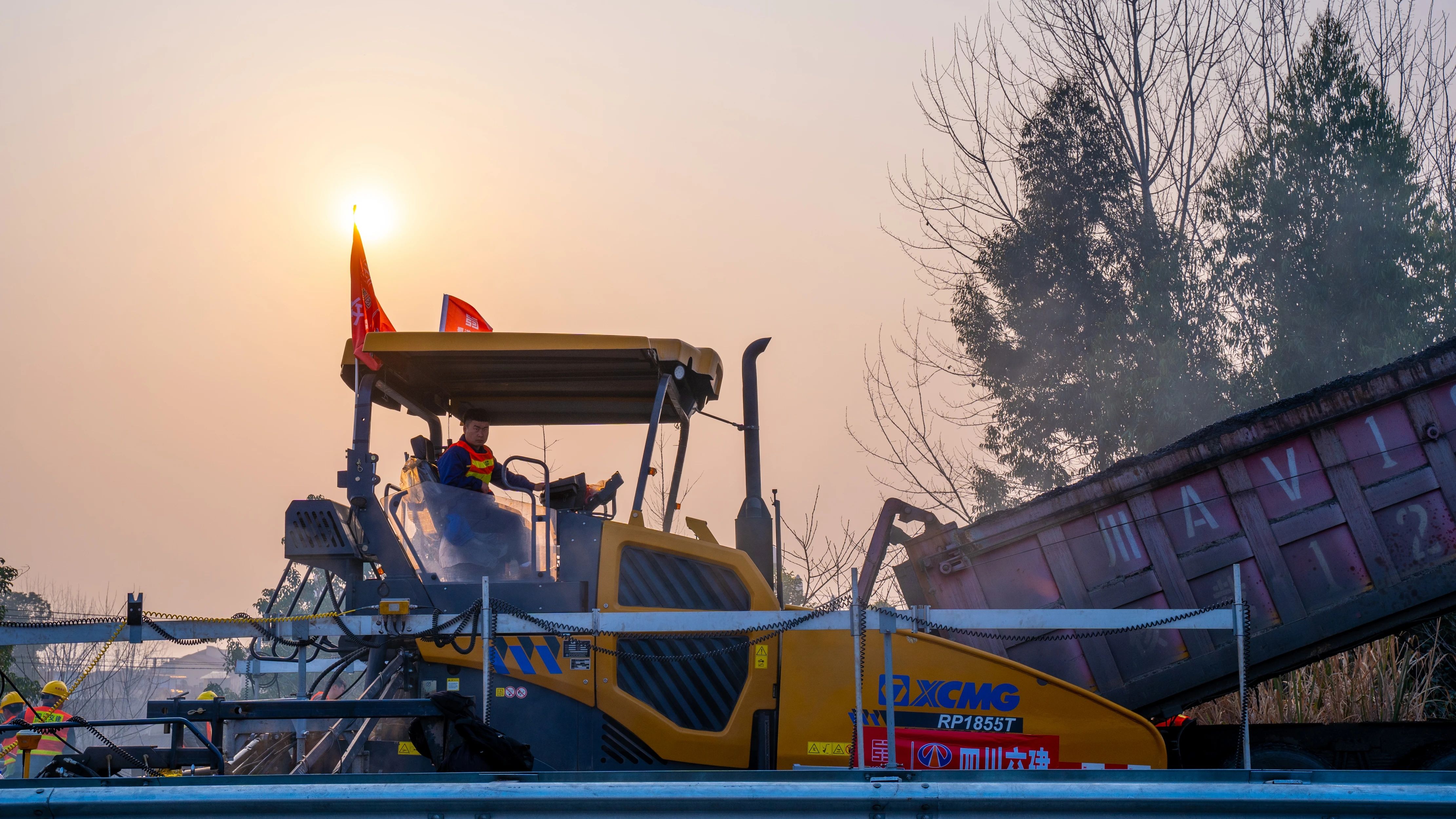 18天！emc易倍成套沥青路面装备助力成绵高速罩面施工！