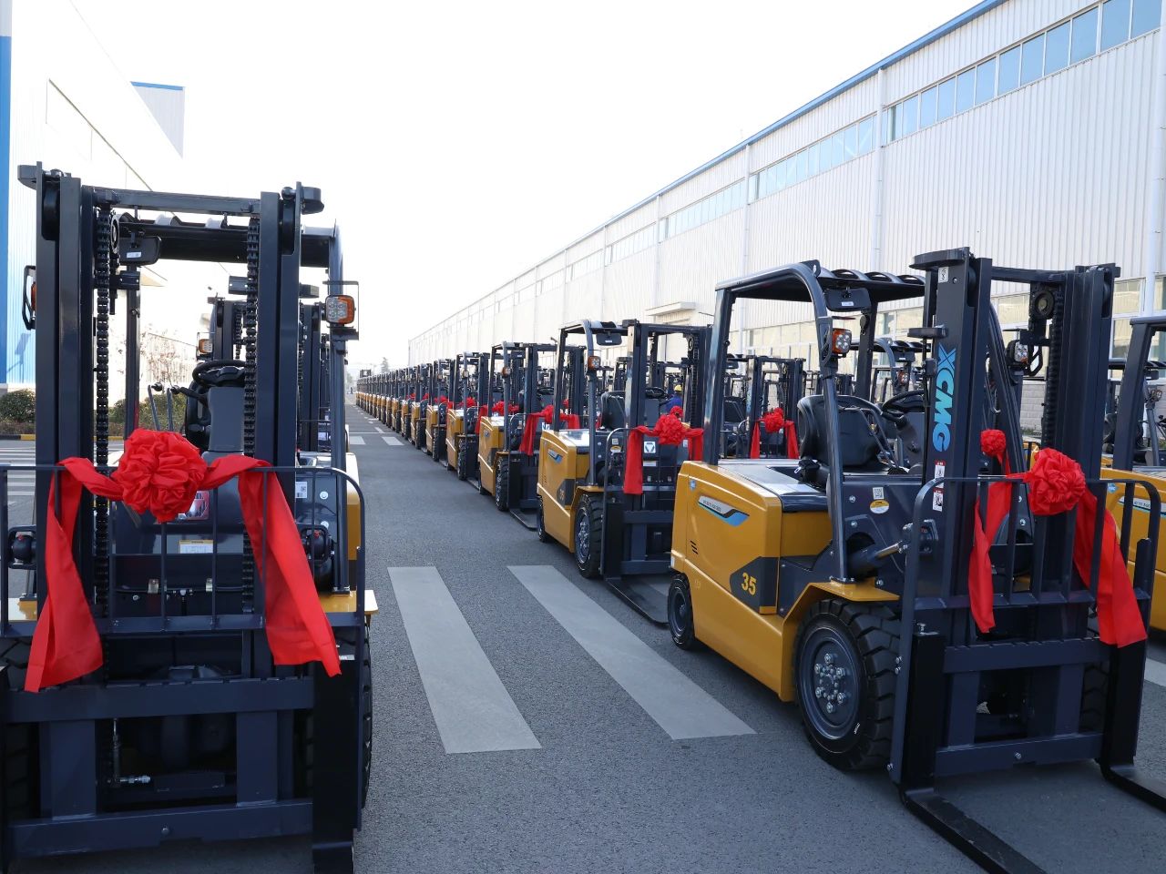 又是百余台！emc易倍“鲲鹏”叉车批量交车