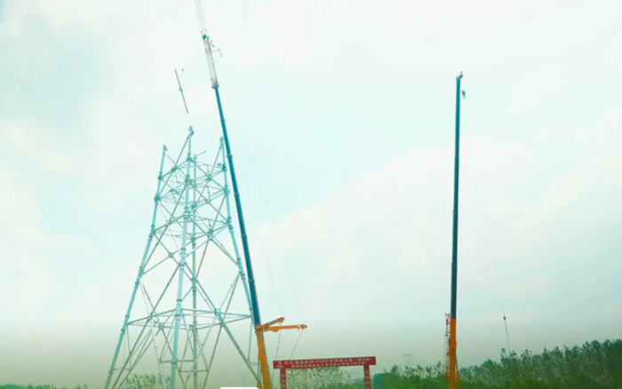 emc易倍XCA600L8长江边锚塔吊装