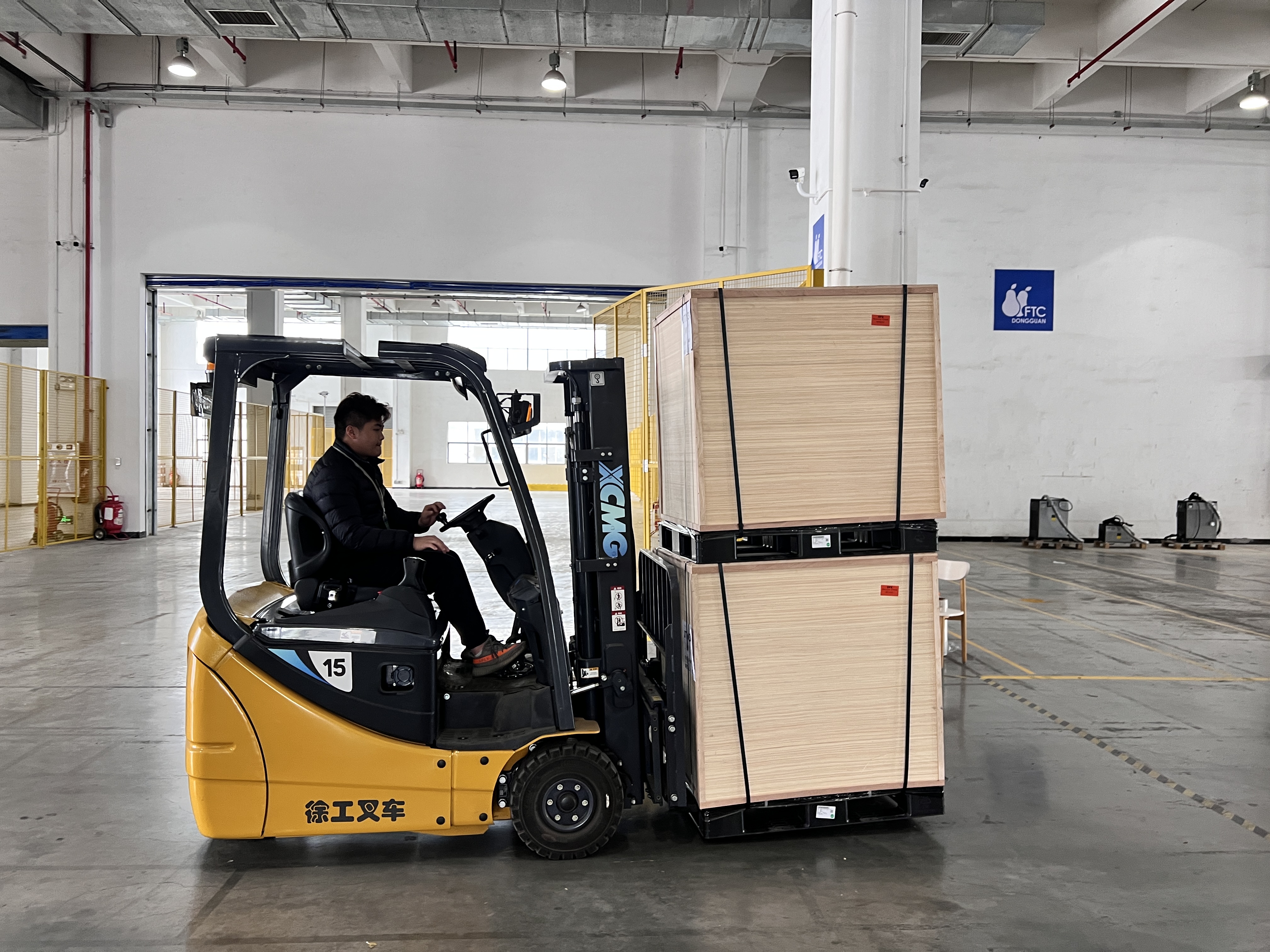 emc易倍三支点系列叉车助力物流仓储行业灵活搬运