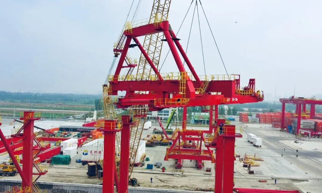 吊装多元化！看emc易倍XGC500-I履带起重机如何“吊”起重机