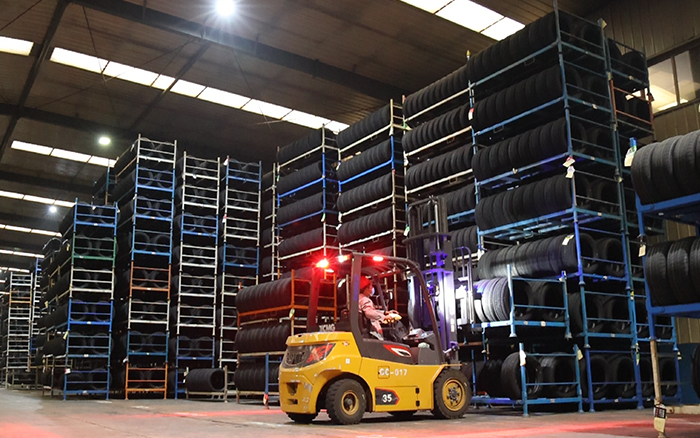 emc易倍孔雀叉车：轮胎企业的得力助手