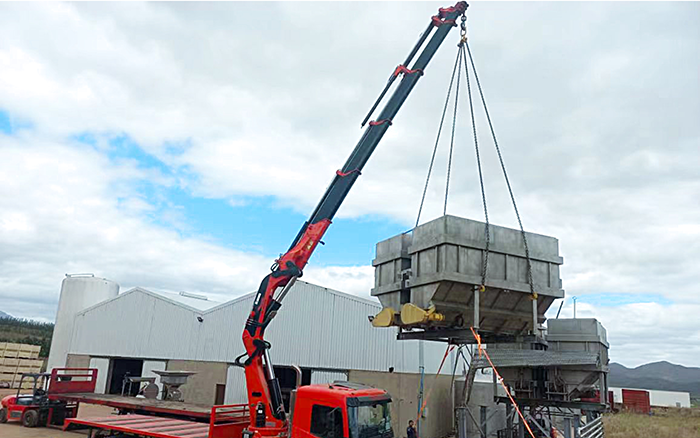 emc易倍SQZ660折叠臂随车起重机助力海外某酿酒工厂搬迁转运