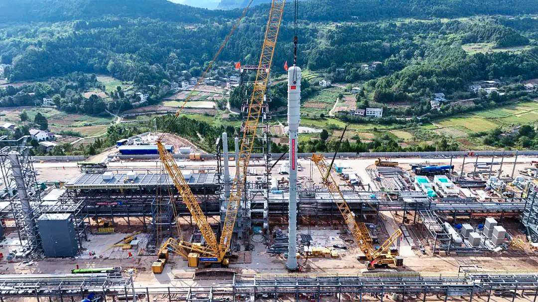 一次性成功！emc易倍履带兄弟助力大型油气田最长整体塔类吊装