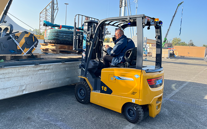 “展场灵动先锋” emc易倍叉车鲲鹏系列