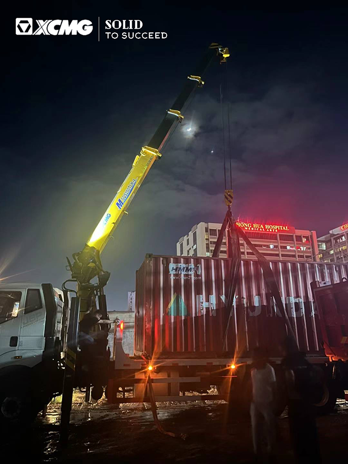 emc易倍随车起重机在东南亚出色完成集装箱转运施工