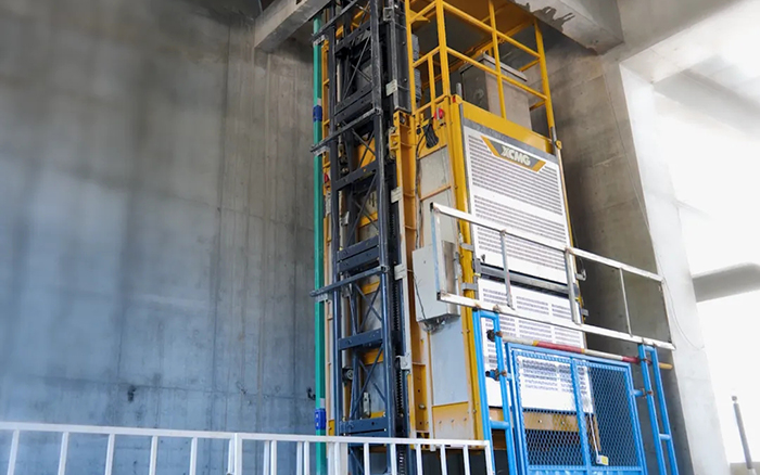 性能典范！emc易倍井道施工升降机助建超高层商务中心项目