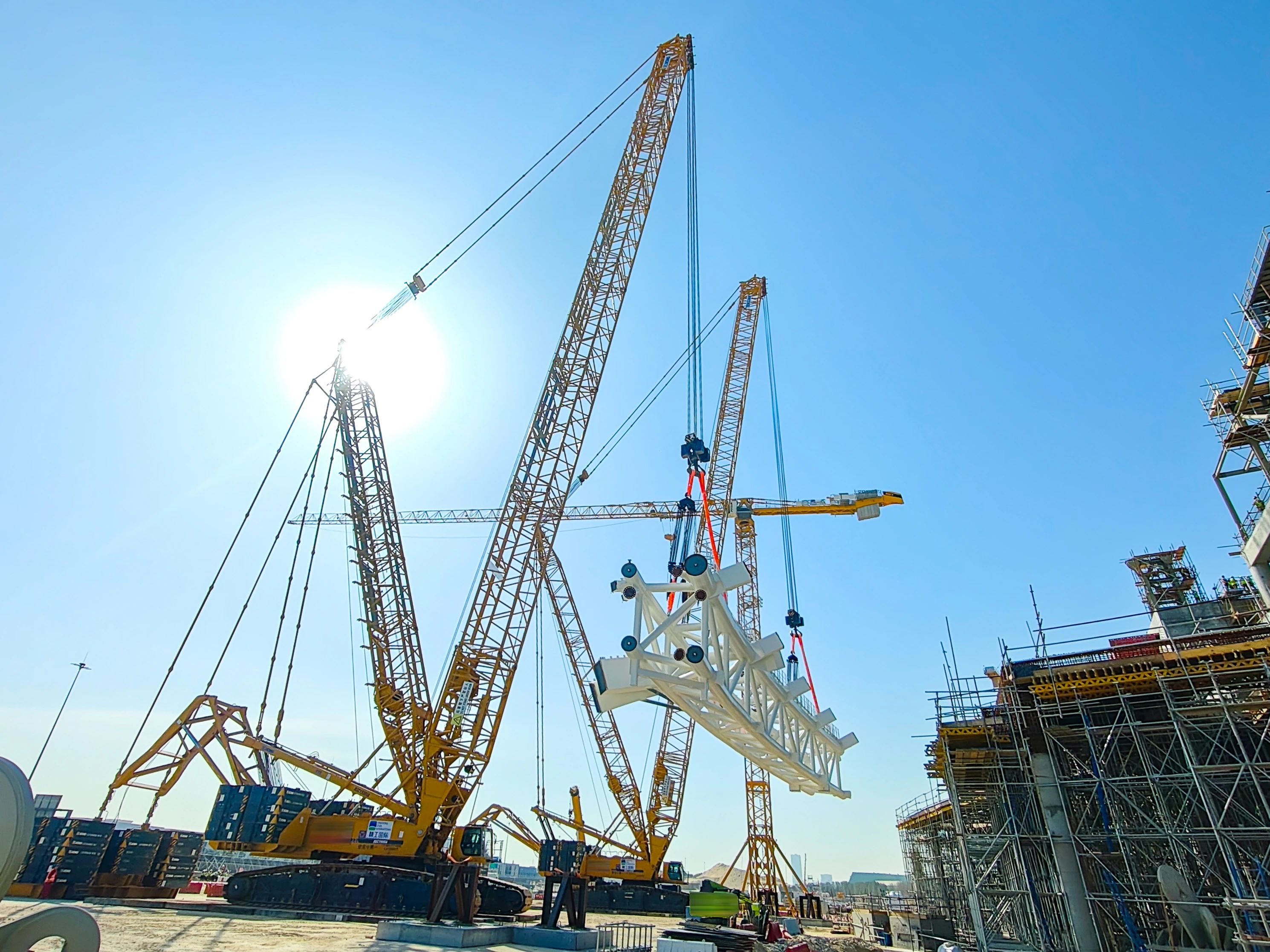 毫米级精度托举世界杯梦想——emc易倍履带起重机奋战沙特！