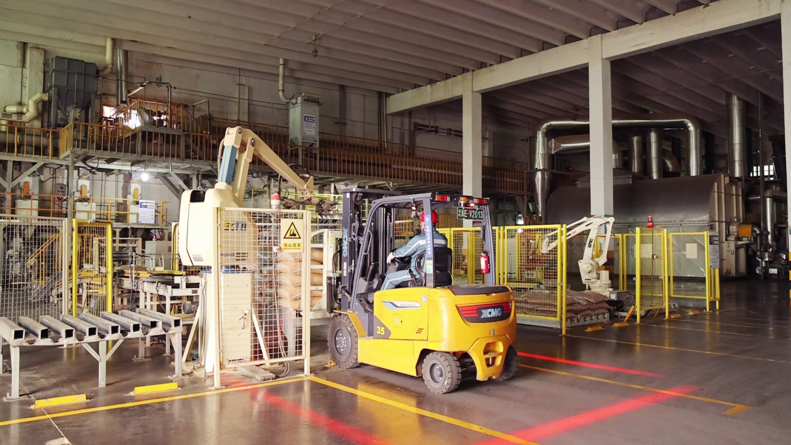 emc易倍鲲鹏系列新能源叉车，食品厂物料搬运新方案