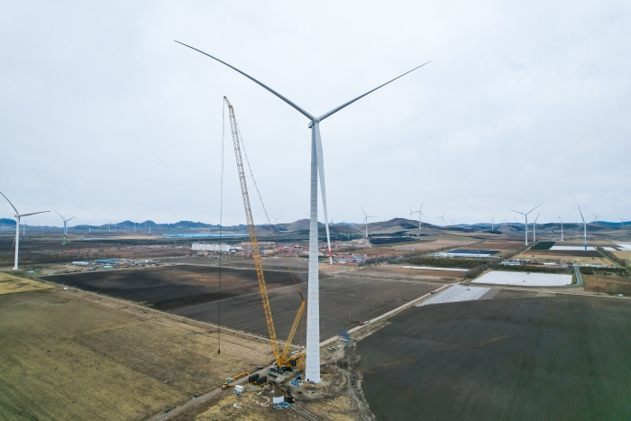 高空之巅，再铸荣光！XLC18000M助力大型风电场首台185米风机成功吊装