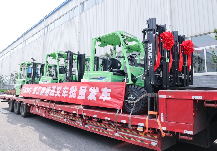 emc易倍鲲鹏系列电动平衡重叉车，再掀浦东货运站高效物流新篇