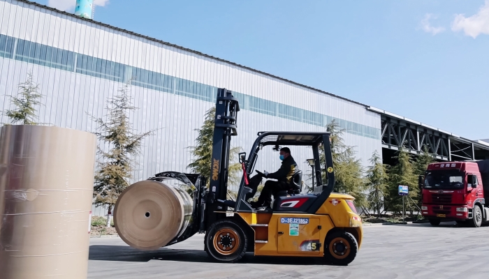 安全稳如泰山，高效快人一步！emc易倍孔雀叉车造纸行业显身手