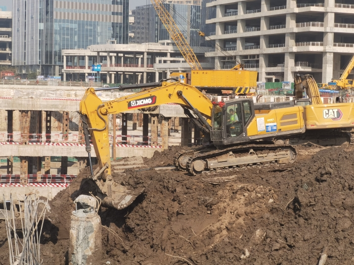 品质+节油+高效！emc易倍XE335GK助建亚洲最大地下空间