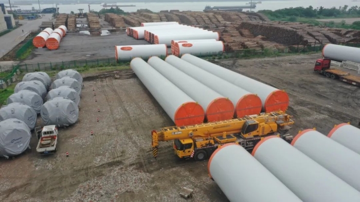 空间太。吭谙耬mc易倍G2代可变支腿，百吨塔筒在港口“稳运”！