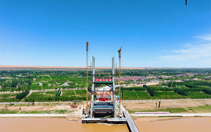 顺利合龙 | emc易倍塔机助建宁夏单跨跨径最大斜拉桥