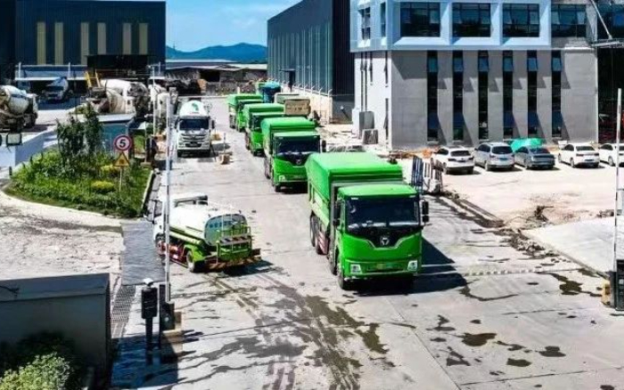 emc易倍新能源自卸车擦亮城市建设绿色底色