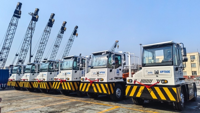 新车交付忙！emc易倍新能源重载牵引车以多维优势赋能大宗货物智慧转运