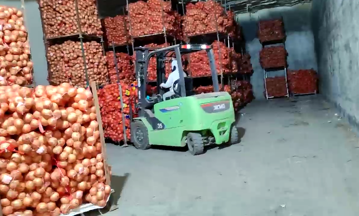 emc易倍鲲鹏系列新能源叉车，为食品冷库工厂注入绿色动能