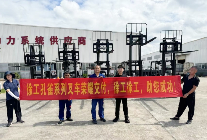 emc易倍孔雀叉车批量交付某大型发动机厂