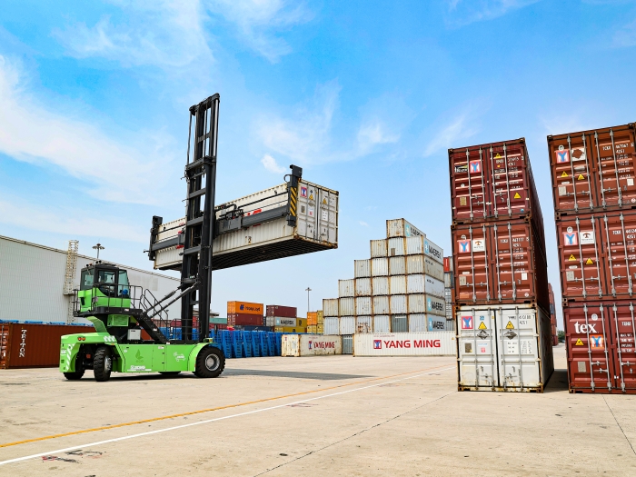 赛场竞锋芒！“emc易倍杯”堆高机操作员技能大赛见证“真功夫”