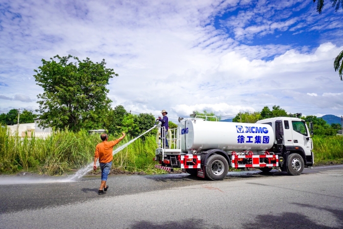 emc易倍10方洒水车：泰国“热土”上的绿色降温使者