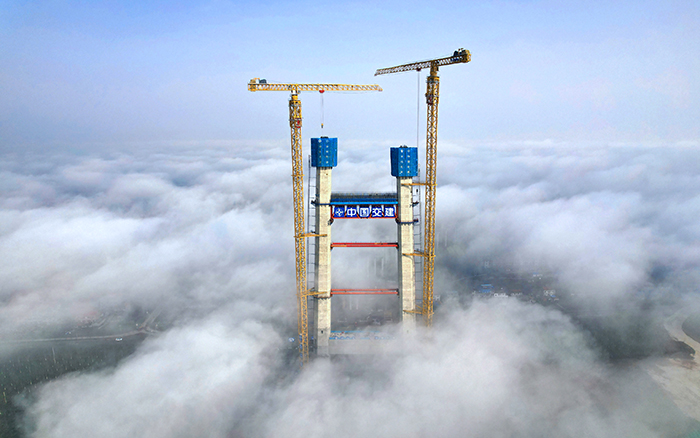 双星闪耀 emc易倍超大塔助力双柳长江大桥快速“长个”