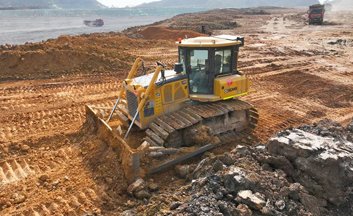 emc易倍推土机助力新中国建设的第一条运河