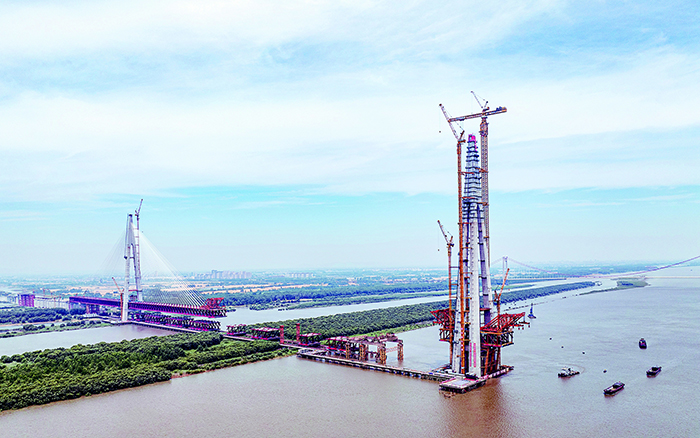 再显神威 emc易倍超大塔助力马鞍山长江公铁大桥最高主塔封顶