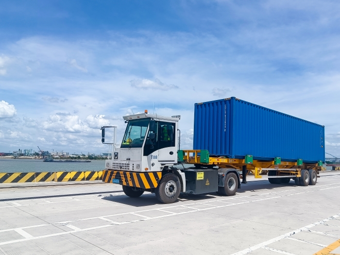 广州港甄。∪タ锤劭凇疤刂直眅mc易倍纯电牵引车