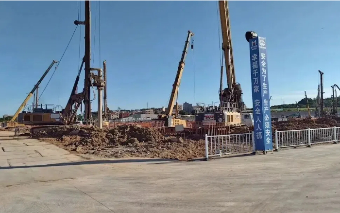 粘土 + 花岗岩地层 “拦路虎”？emc易倍 XR320E 旋挖钻机高效破解助厦门轨交