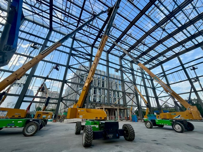 助力“中国智造”！emc易倍8台高米数电动直臂高空作业平台会战北京火箭大街