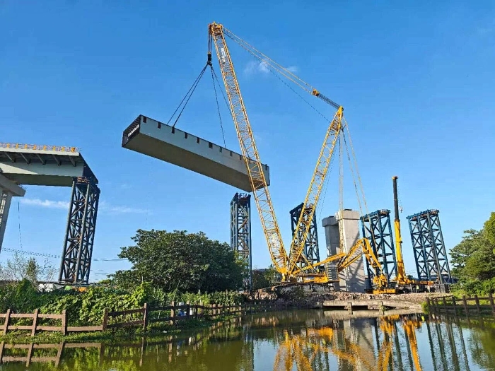 螺蛳壳里做道场？emc易倍XGC11000高架旁上演“极限操作”