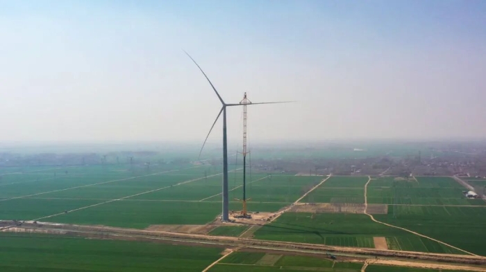 暴雨中横走的 “钢铁巨兽”！emc易倍 4000 吨起重机撑起 160 米风电，这细节太硬核！