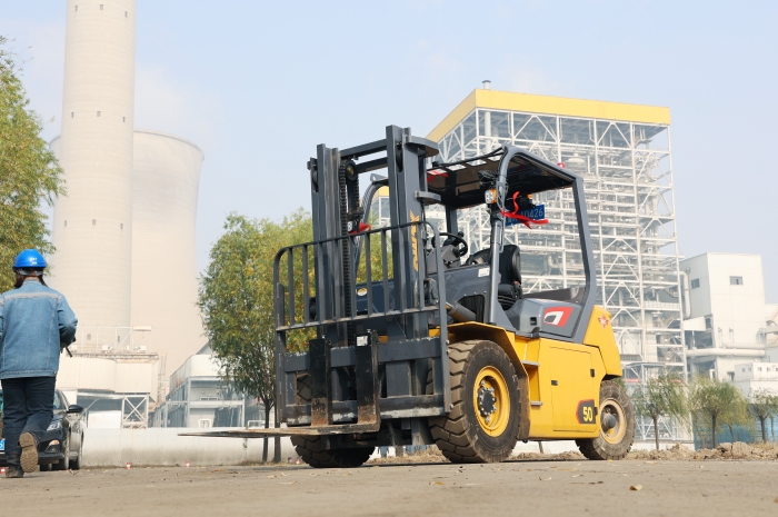 emc易倍叉车助力菏泽某电厂 高效搬运保障能源供应