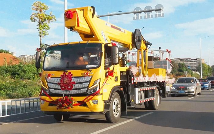 婚车新物种！emc易倍高空作业车见证“硬核浪漫”