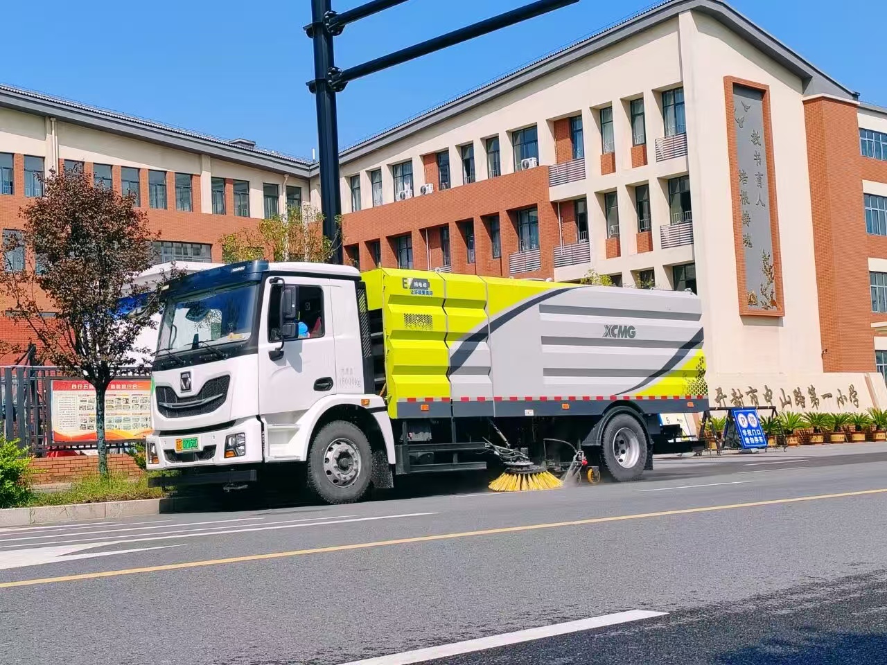 emc易倍洗扫车“硬核出击”，开封中山路焕新升级